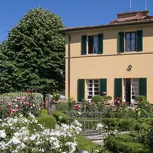 https://villa-la-strega.it-tuscanyhotel.com